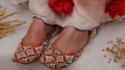 Awe Inspiring Hand Embroidered Juttis